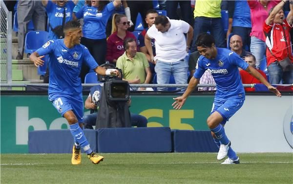 فيصل فجر (يسار)