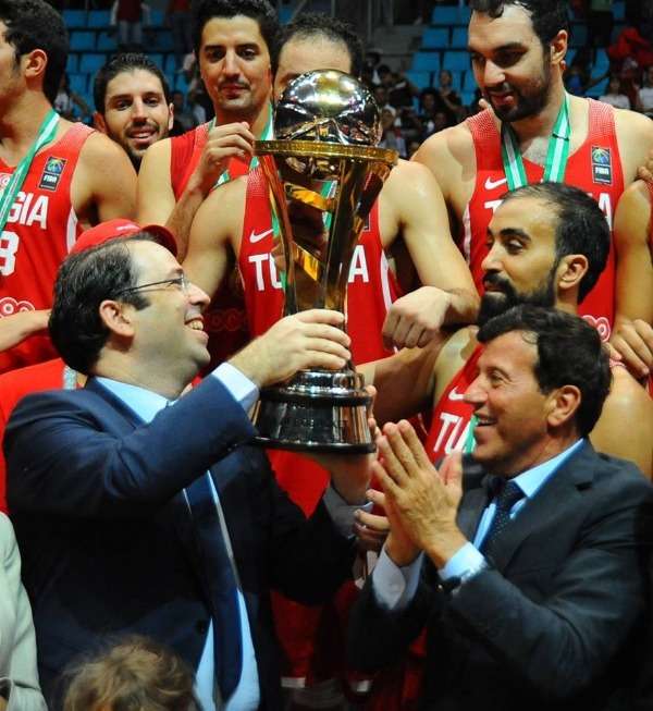 تتويج منتخب تونس لكرة السلة من قبل رئيس الحكومة التونسية يوسف الشاهد