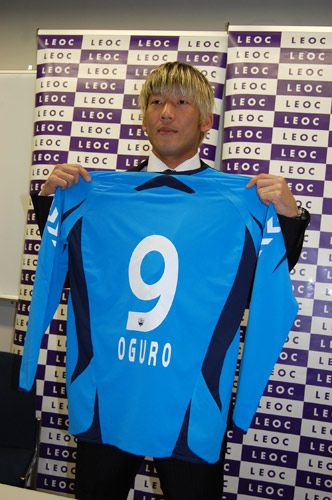 المهاجم ماساشي أوغورو يعرض قميص فريقه الجديد
