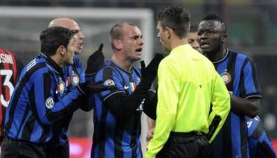 لحظة إحتجاج شنايدر على الحكم في ديربي ميلانو