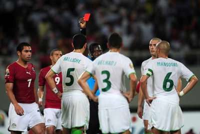 طرد بالكرت الاحمر لأحد لاعبي المنتخب الجزائري