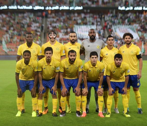  برونو أوفيني رفقة التشكيلة التى لعبت اللقاء