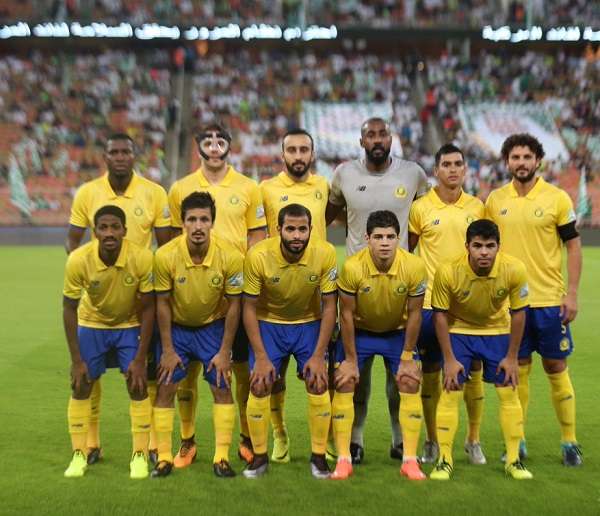  برونو أوفيني رفقة التشكيلة التى لعبت اللقاء