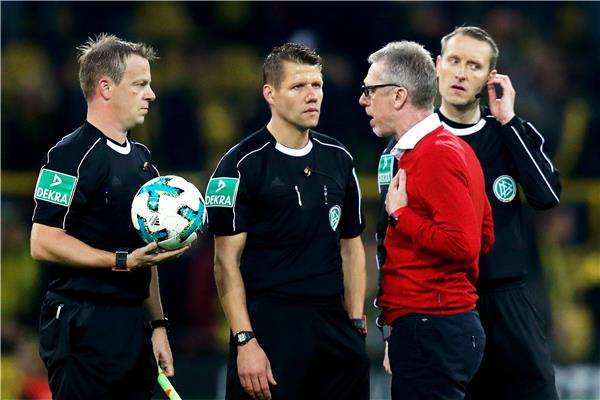 طاقم حكام مباراة دورتموند وكولن