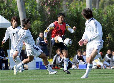 لاعب الوسط أوغاساوارا يحاول مراوغة مدافعي فريق جامعة كانويا
