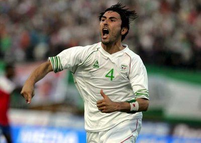 عنتر يحيى مدافع المنتخب الجزائري 