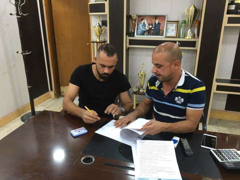 أثناء توقيع العقود