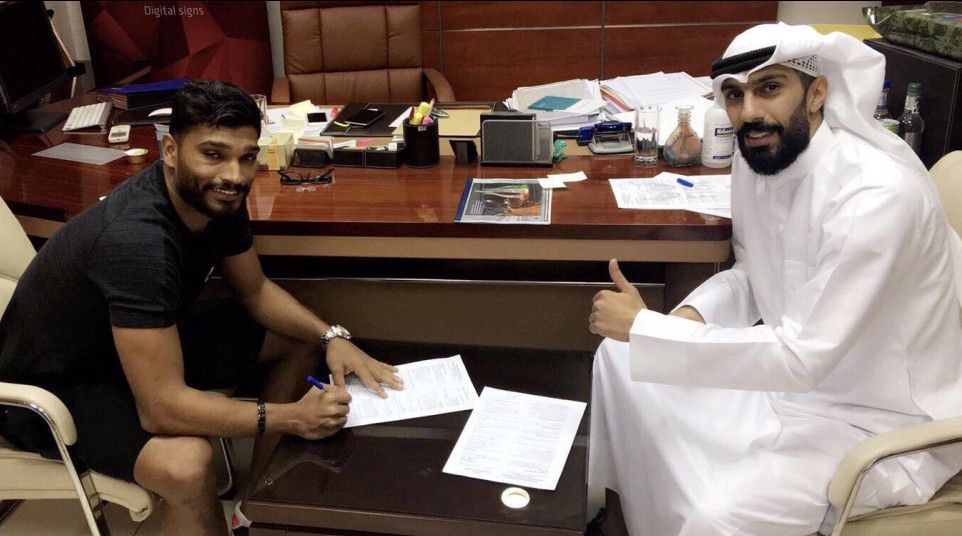 يوسف ناصر خلال التوقيع للنهضة