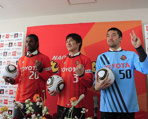 من اليمين الحارس تاكاغي والمدافع تشيوتاندا والمهاجم دانيلسون