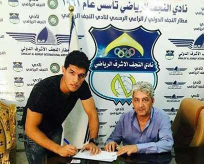 علي كاظم أثناء توقيع العقد