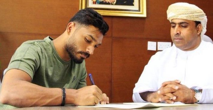 من توقيع اللاعب