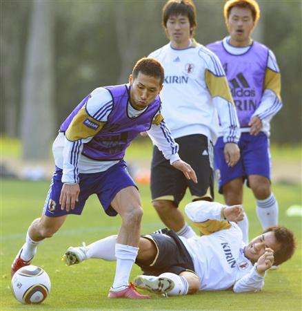 يوهي توكوناجا يتجاوز المهاجم شينجي أوكازاكي في تدريب اليوم