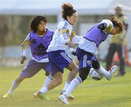 لاعب الوسط ناوهيرو إيشيكاوا يحاول المرور من المدافعان توليو وناكازاوا