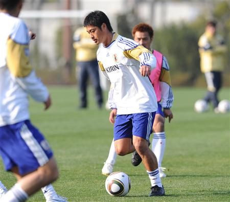 لاعب الوسط ميتسو أوغاساوارا في تدريب اليوم