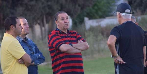 نبيل معلول أثناء مشاهدته المران