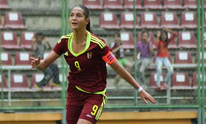 دينا كاستيلانوس