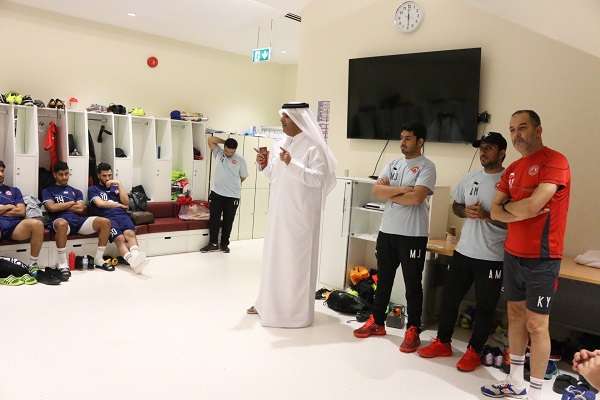 الشيخ خليفة مع اللاعبين