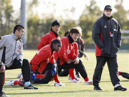 مدرب الفريق السيد دراغان ستويكوفيتش مع اللاعبين في تدريب الأمس