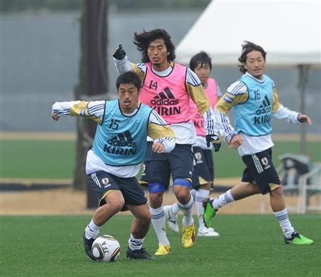 ميتسو أوغاساوارا يتجاوز المدافع يوجي ناكازاو في تدريب اليوم