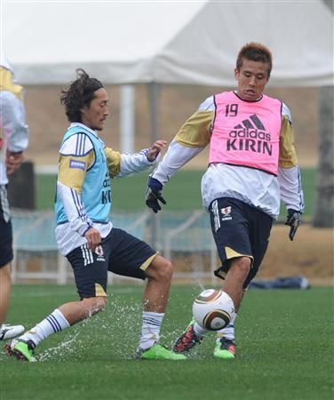 جونيتشي إيناموتو ( يمين ) يتجاوز ناوهيرو إيشيكاوا في تدريب اليوم