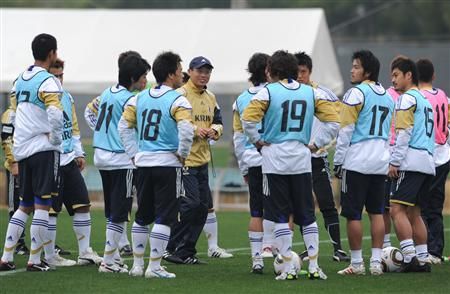 لاعبي المنتخب الياباني يتحدثون مع السيد أوكادا بعد نهاية آخر تدريبات المعسكر