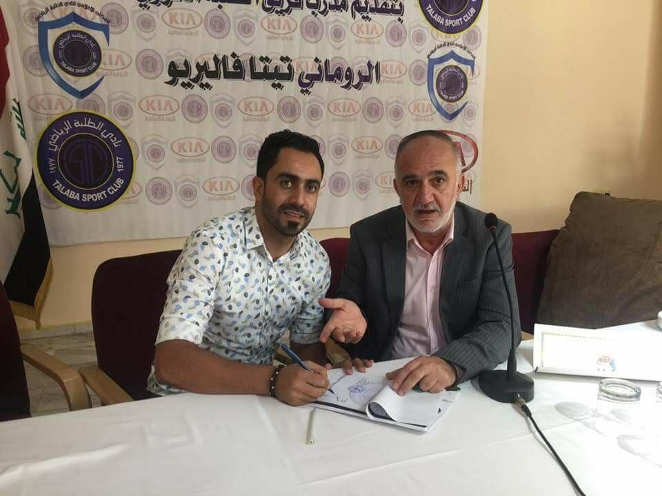 مصطفى كريم يوقع للطلبة