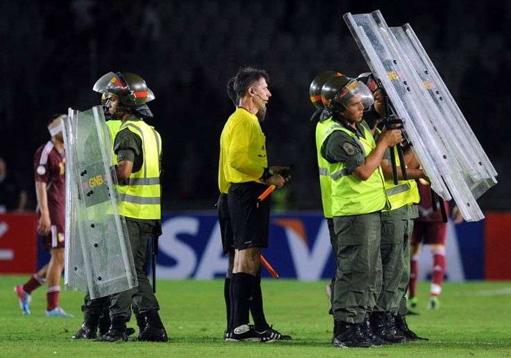 الأمن يحمي أحد الحكام