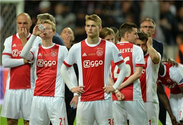 دي ليجت مع أياكس