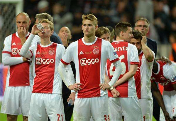 دي ليجت مع أياكس