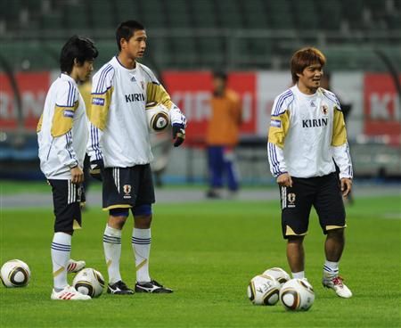 من اليمين / أوكوبو وهيراياما وكاغاوا يجرون التدريبات في استاد أويتا