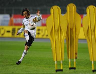 ياسوهيتو إيندو يتدرب على تسديد الضربات الحرة في تدريب اليوم