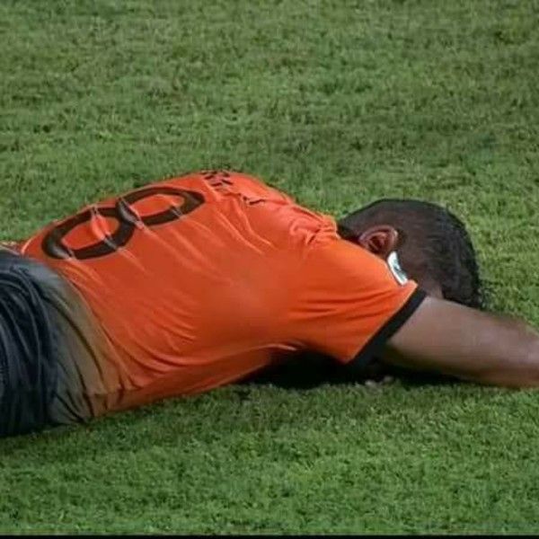 حسرة لاعب الوحدة بعد المباراة