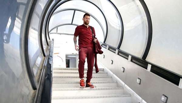 ميسي بمطار لشبونة