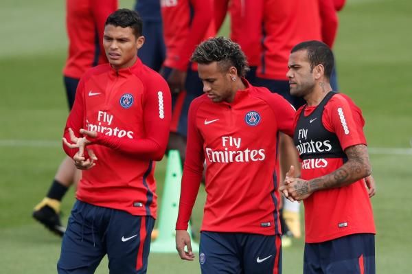 نيمار برفقة تياجو سيلفا وداني الفيس