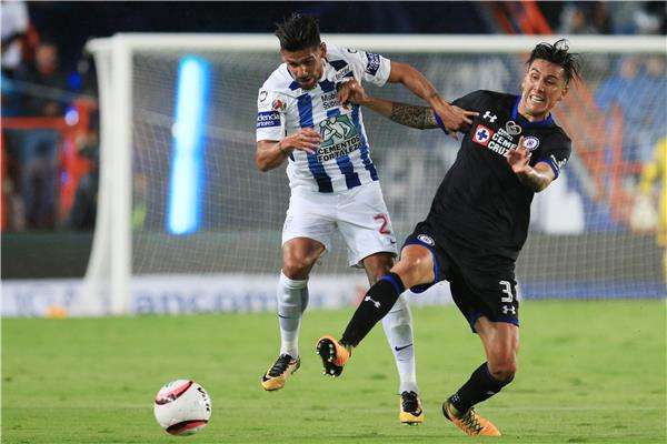 لقطة من مباراة كروز أزول و باتشوكا