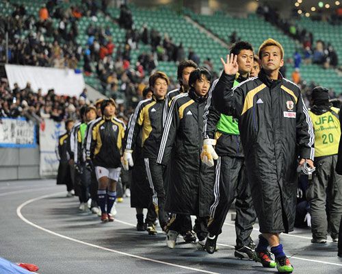 لاعبي المنتخب الياباني يودعون الجماهير القليلة بعد نهاية المباراة