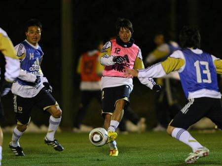 المهاجم كيجي تامادا في تمرين اليوم بعد شفائه من الإصابة