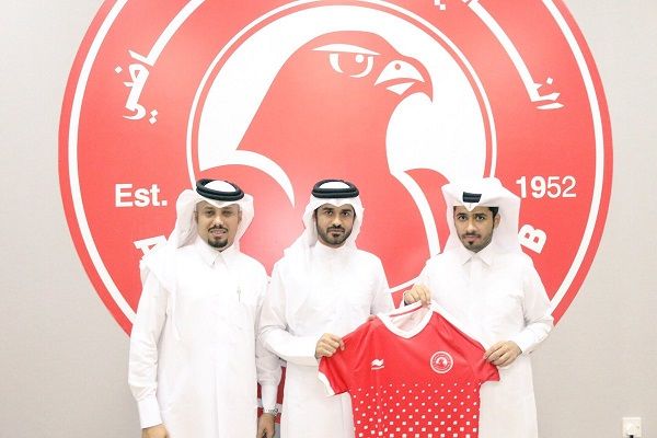 عبد الله علوي ممسكا بقميص العربي 