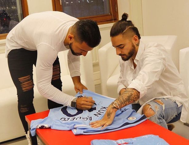 Sergio-Aguero-signs-a