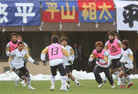 لاعبي المنتخب الياباني يجرون التدريبات الصباحية