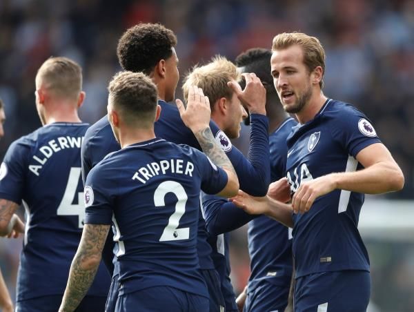 فرحة لاعبي توتنهام 