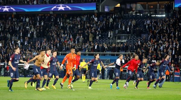 فرحة لاعبي باريس عقب المباراة