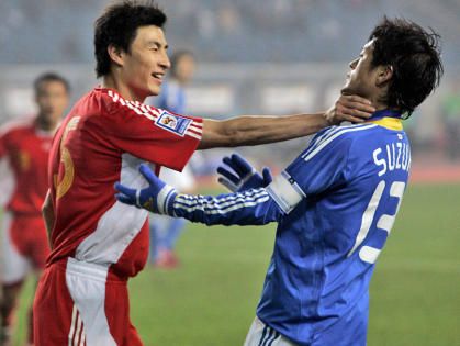 قائد المنتخب الياباني كيتا سوزوكي يتعرض للخنق من أحد لاعبي الصين في بطولة النسخة الماضية