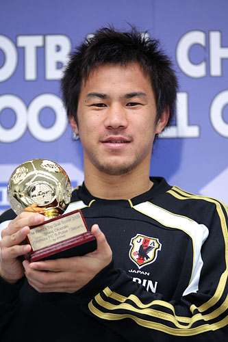 شينجي أوكازاكي عند حصوله على جائزة هداف العالم لعام 2009