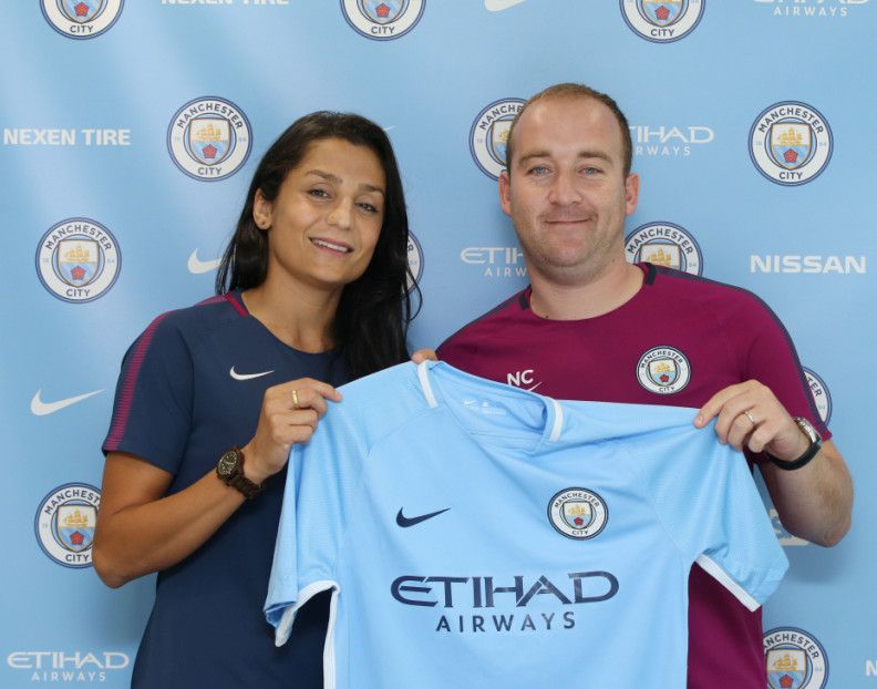 ناديا نديم أثناء تقديمها