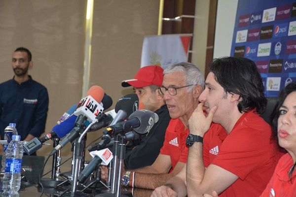 هيكتور كوبر خلال المؤتمر الصحفي