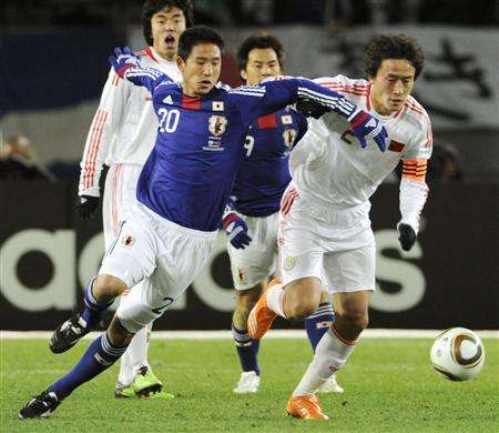 المهاجم الياباني سوتا هيراياما كان محاصراً بين مدافعي المنتخب الصيني