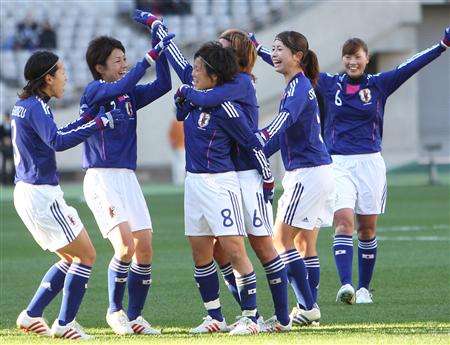 آيا مياما ( رقم 8 ) تحتفل مع زميلاتها بعد نجاحها في إحراز هدف التقدم لمنتخب اليابان