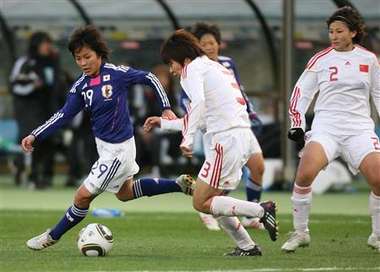 مانا إيوابوتشي تحاول إختراق الدفاع الصيني