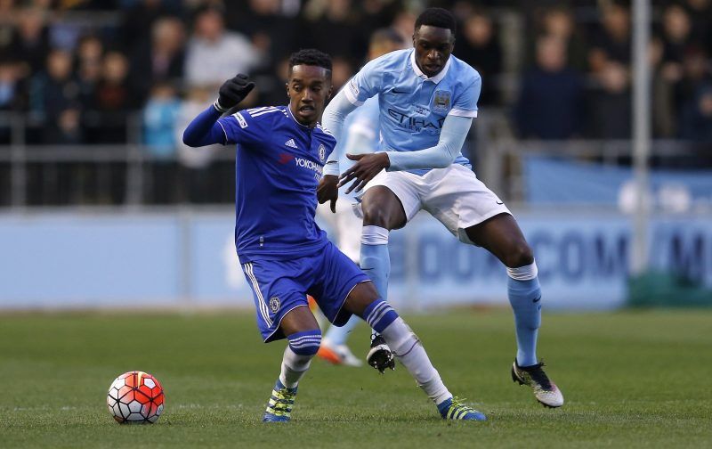 مختار علي بقميص فريقه السابق تشيلسي